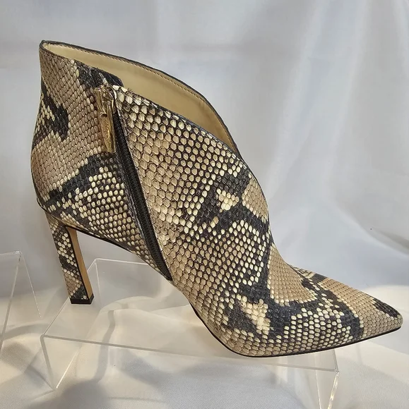 Vince Camuto VC-Sestrind Ankle Bootie - Picture 4 of 9